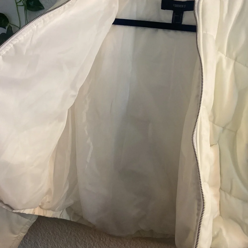 White  Puffer coat - Picture 6 of 11